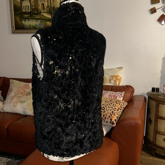 Super comfy Faux Fur Vest w/gold sequin flecks throughout. Lined sleekly - Picture 8 of 14